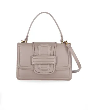 Borsa a mano color taupe in pelle martellata con patta e doppia tracolla